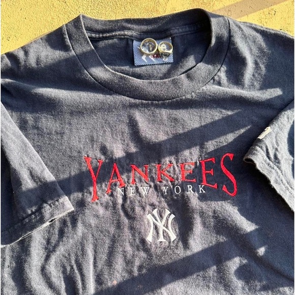 1990s Small/Medium OG New York Yankees
Middle logo T shirt - Picture 2 of 3